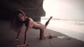 Bali pazarında büyük memeli Putri alışverişte